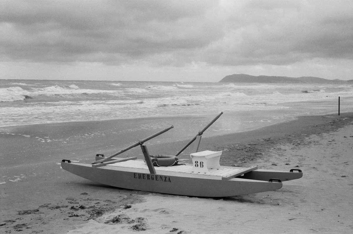 Schwarz-Weiß Fotografie Rettungsboot, Riccione